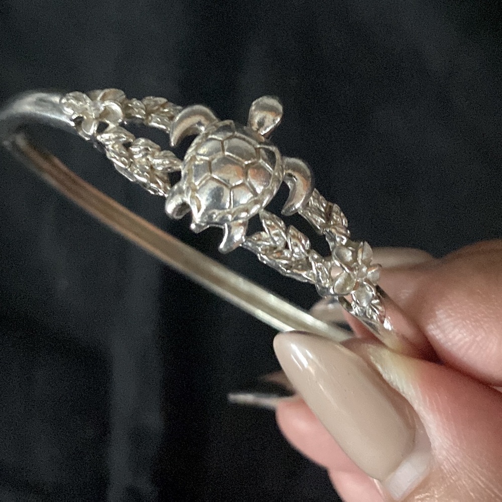 ❤️ SILVER 925 HAWAII BRACELET WITH INTRICATE TURTLE AND FLOWER DESIGN.